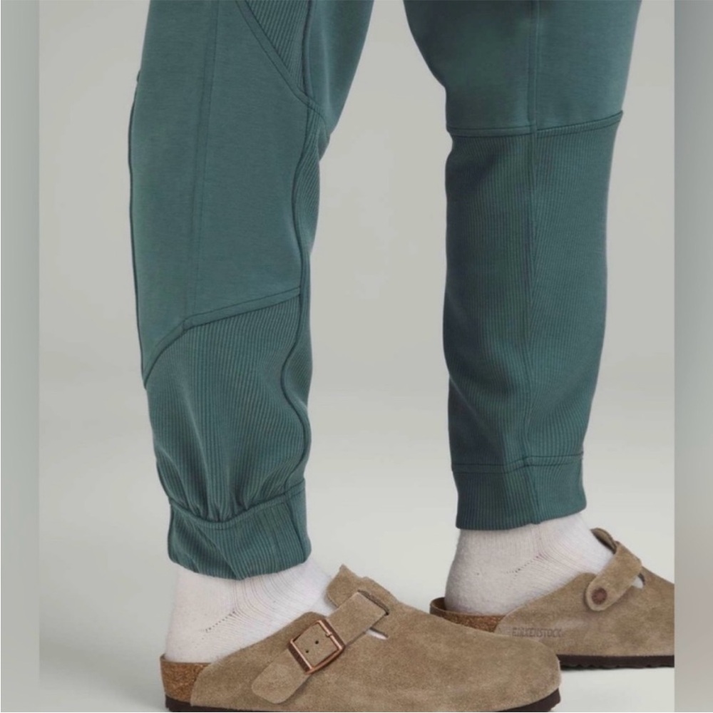 lululemon athletica Brushed Softstreme Ribbed high rise jogger- Jasper, size 6 - Picture 8 of 10